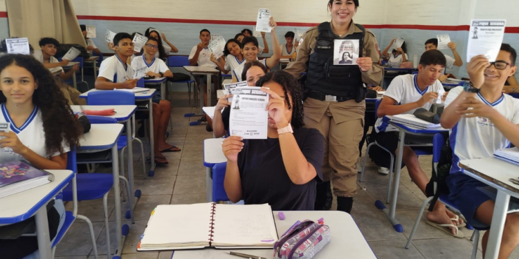 PM leva conscientização sobre violência contra a mulher a escola pública de Valadares