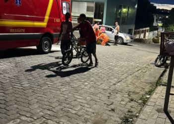 Buraco causa acidente e motociclista recém-operada é levada ao hospital em Valadares