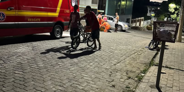 Buraco causa acidente e motociclista recém-operada é levada ao hospital em Valadares