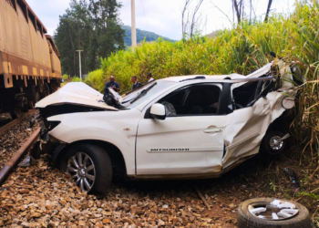 Carro cai de viaduto na BR-381 e é destruído por trem em MG