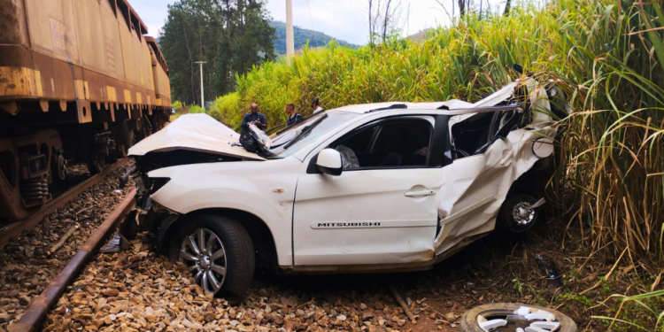 Carro cai de viaduto na BR-381 e é destruído por trem em MG