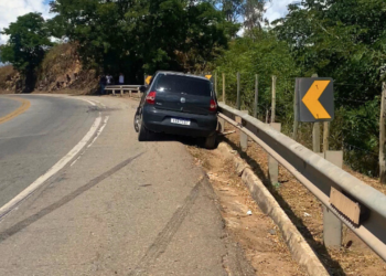 Emboscada na BR-381 termina em duplo homicídio e carro incendiado, em Valadares