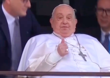 Papa Francisco recebe fiéis ao deixar hospital após 38 dias internado