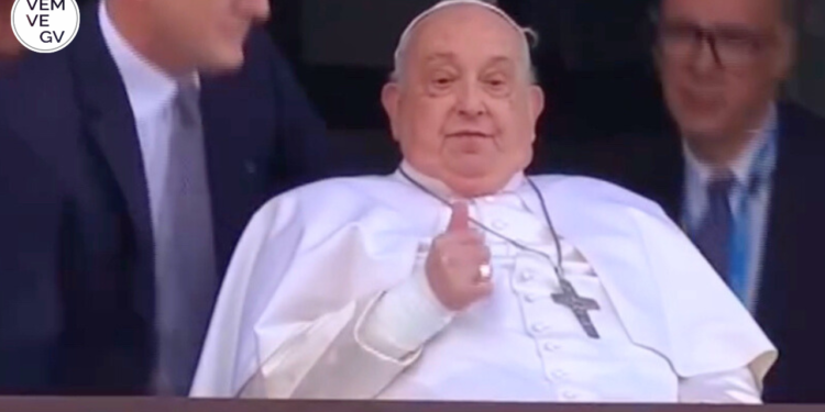 Papa Francisco recebe fiéis ao deixar hospital após 38 dias internado