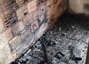 Casa pega fogo em Governador Valadares