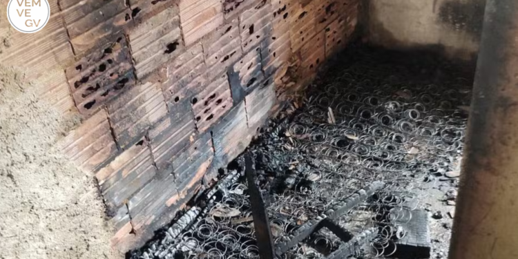 Casa pega fogo em Governador Valadares