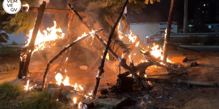 Morador em situação de rua ateia fogo na própria barraca, em Valadares