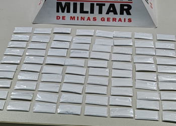 PM apreende 80 papelotes de cocaina em Guanhães MG