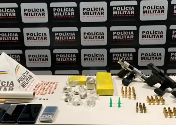 PM Apreende armas e drogas em oficina de Guanhães, MG