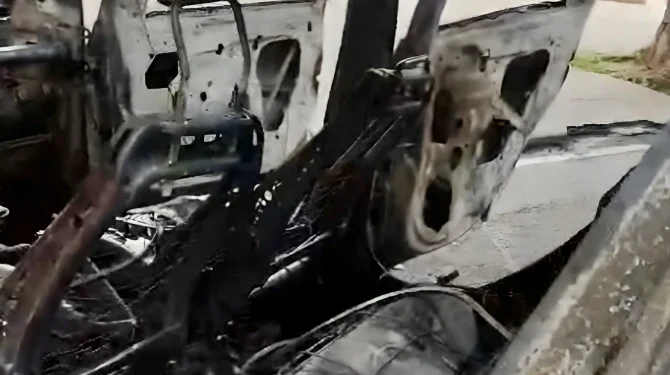 Carro colide em placa e árvore, e pega fogo em Valadares