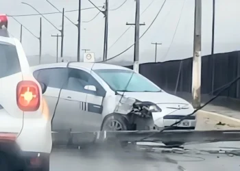 Motorista perde controle de carro e bate em poste no Santa Rita, em Valadares