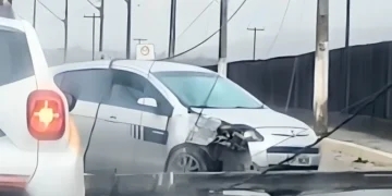 Motorista perde controle de carro e bate em poste no Santa Rita, em Valadares