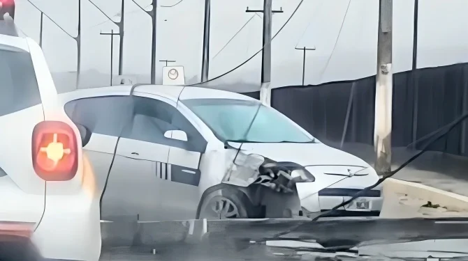 Motorista perde controle de carro e bate em poste no Santa Rita, em Valadares