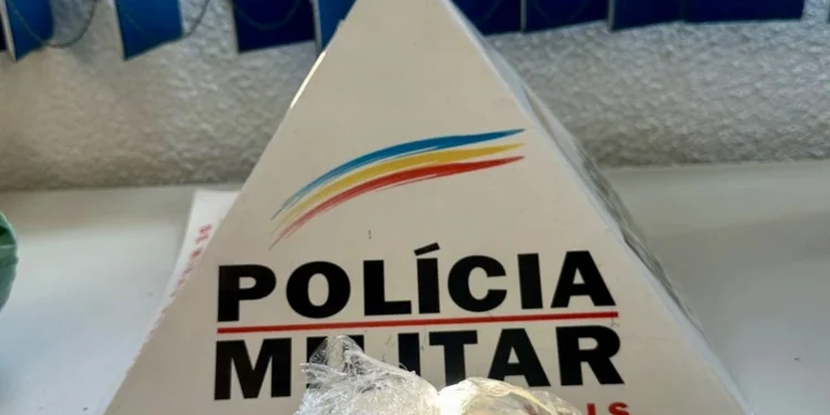 Indivíduo foge da PM e dispensa droga durante fuga em Alpercata MG