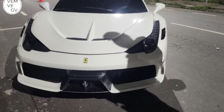 Ferrari é apreendida em Valadares e motorista desafia PM: “Quem é você pra rebocar meu carro?”