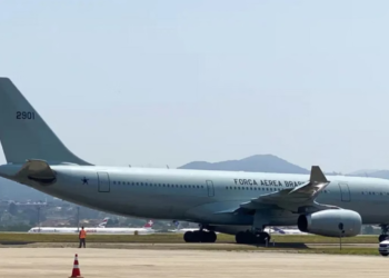 Mais 102 brasileiros deportados dos EUA chegam ao Brasil nesta sexta