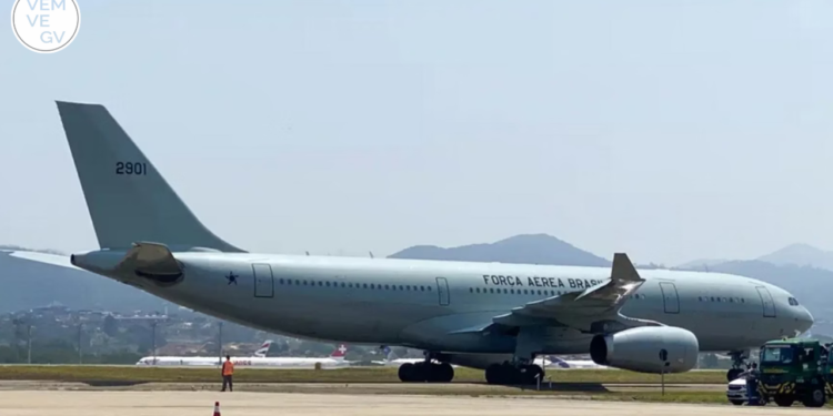 Mais 102 brasileiros deportados dos EUA chegam ao Brasil nesta sexta