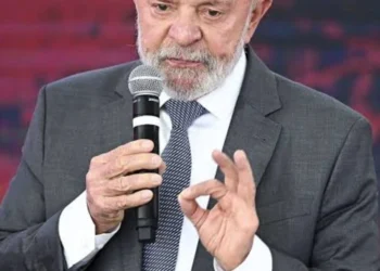 Carro da comitiva de Lula é roubado no Rio de Janeiro