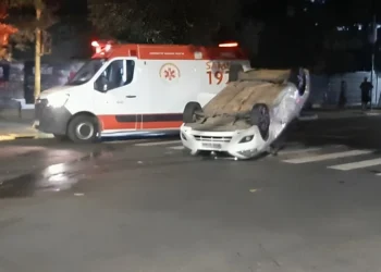 Carro capota no Centro de Valadares