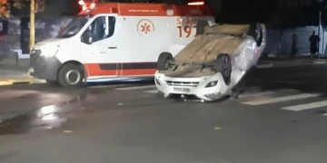 Carro capota no Centro de Valadares