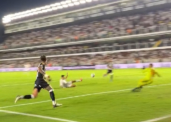 Derrotado pelo Santos, Atlético afunda na vice-lanterna do Brasileirão