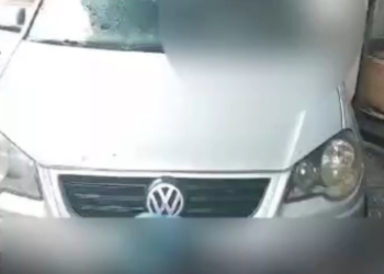 Carro sobe em calçada e quase invade loja no Centro de Valadares