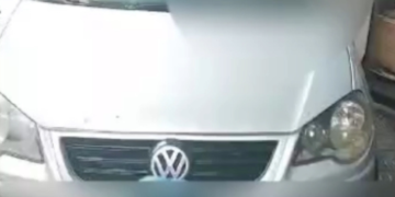Carro sobe em calçada e quase invade loja no Centro de Valadares