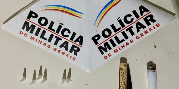 PM encontra drogas escondidas em botas durante abordagem em São Pedro do Suaçuí MG
