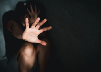 Homem agride mulher com socos e pedradas após se recusar a pagar por programa sexual