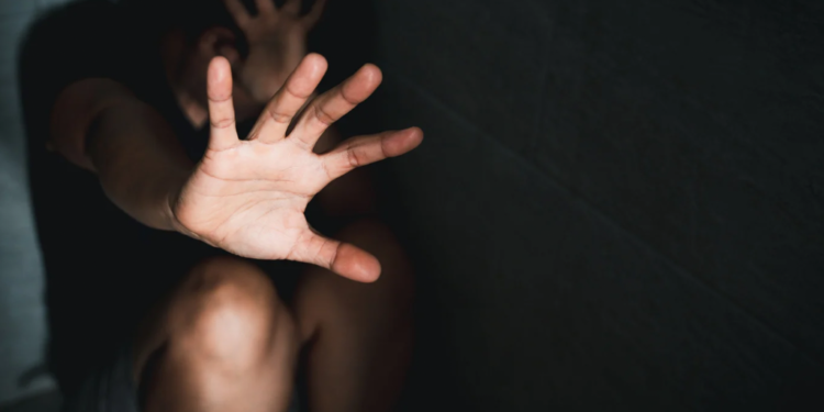 Homem agride mulher com socos e pedradas após se recusar a pagar por programa sexual