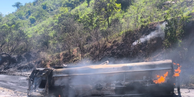 Caminhão de combustível explode em Virgolândia, MG; motorista morre carbonizado