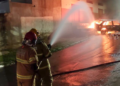 Incêndio em veículo mobiliza Corpo de Bombeiros no Santa Helena, em Valadares
