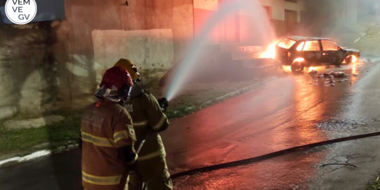 Incêndio em veículo mobiliza Corpo de Bombeiros no Santa Helena, em Valadares