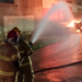 Incêndio em veículo mobiliza Corpo de Bombeiros no Santa Helena, em Valadares