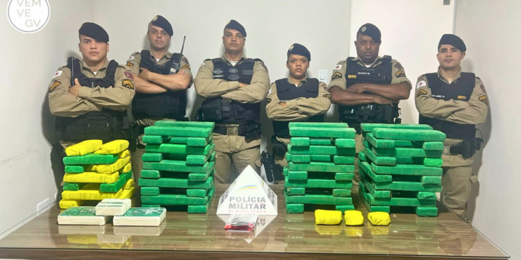 Homem é preso com 74 barras de maconha e cocaína durante em Conselheiro Pena