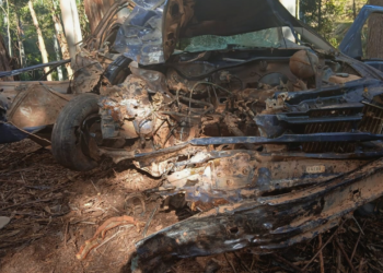 Motorista perde controle e bate em árvore na MGC-120, em Guanhães MG