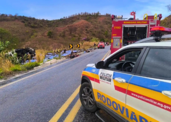 Caminhão com carga de água mineral capota na BR-259 em Valadares