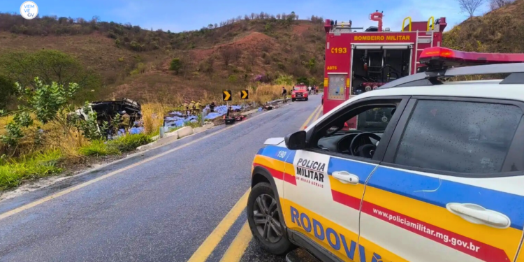 Caminhão com carga de água mineral capota na BR-259 em Valadares