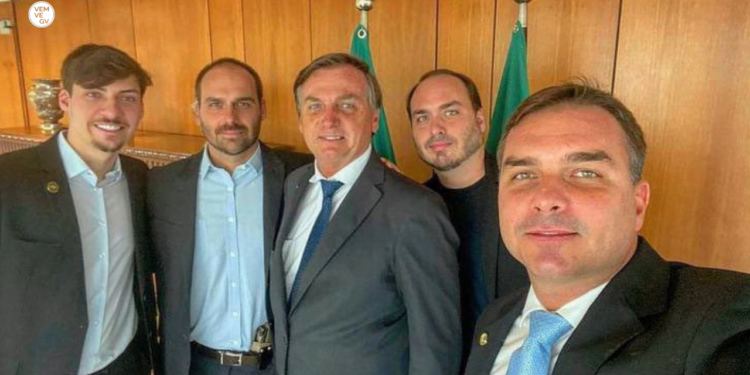 Eduardo Bolsonaro critica pressão por substituição de seu pai na eleição
