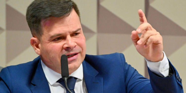 Ex-chefe da PRF é capturado após fuga para o Paraguai