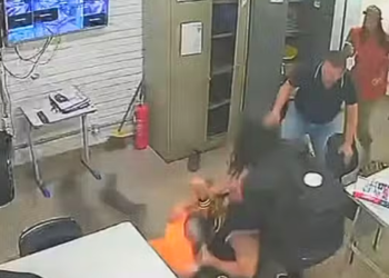 Pai agride professor após filha ser repreendida por usar celular em sala no DF