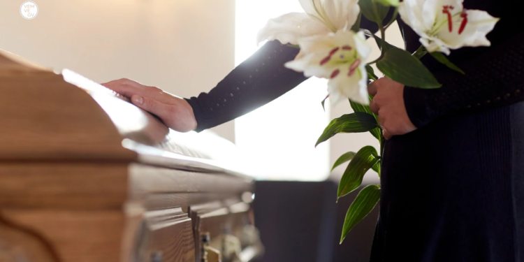 Idoso finge morte e testa afeto da vizinhança, na Índia