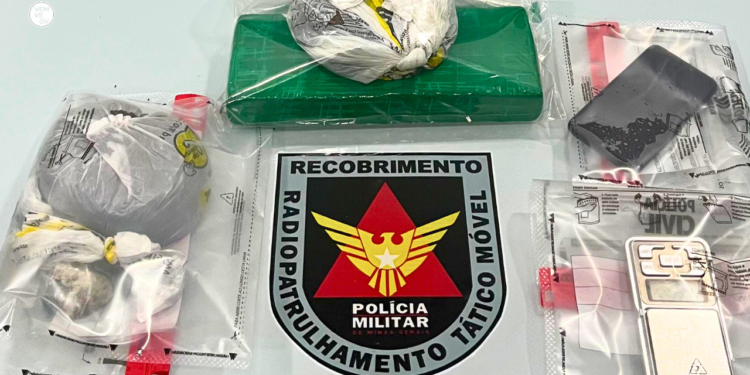 Mulher é presa por tráfico de drogas no bairro Santa Helena, em Valadares