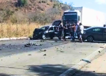 Acidente com caminhões e carros deixa dois mortos próximo a Chonim, em Valadares