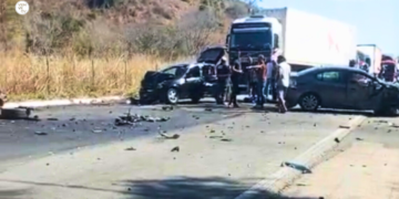 Acidente com caminhões e carros deixa dois mortos próximo a Chonim, em Valadares