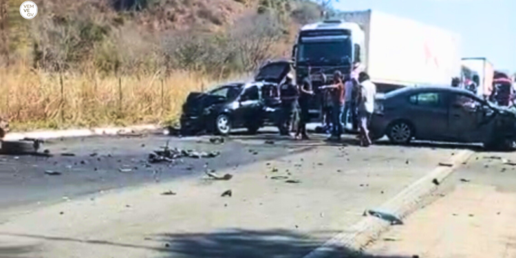 Acidente com caminhões e carros deixa dois mortos próximo a Chonim, em Valadares