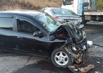 Colisão entre três veículos deixa dois mortos e quatro feridos na BR-116, em Jampruca MG