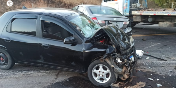 Colisão entre três veículos deixa dois mortos e quatro feridos na BR-116, em Jampruca MG