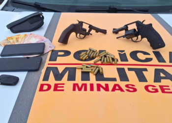 PMRv prende dois, apreende menor foragido, armas e veículo roubado, em Valadares