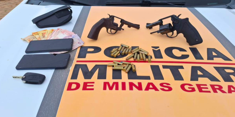 PMRv prende dois, apreende menor foragido, armas e veículo roubado, em Valadares
